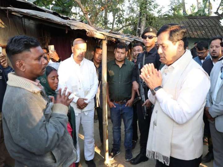 Sarbananda Sonowal visits bereaved families in Tinsukia