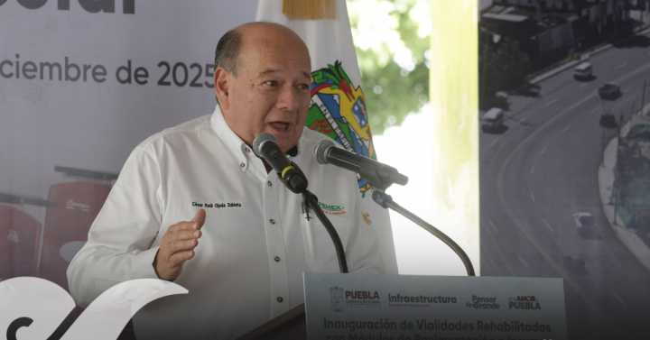 Pemex entrega a Puebla mobiliario escolar, patrullas, ambulancias y equipamiento IMSS