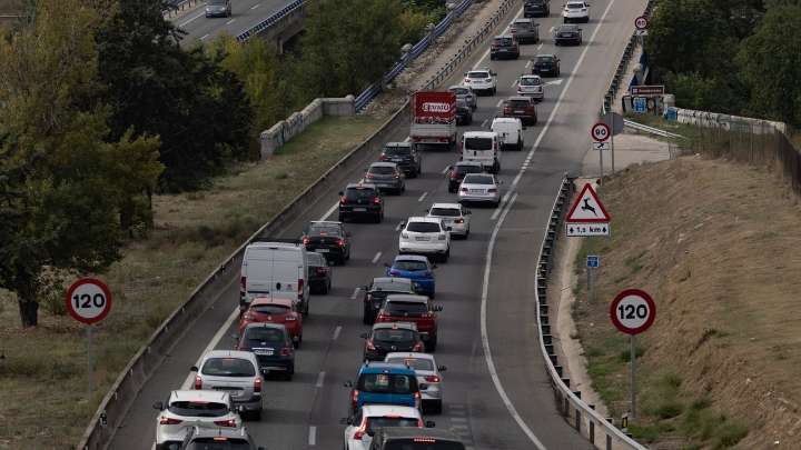 Tráfico fluido en las carreteras durante las primeras horas del sábado del puente