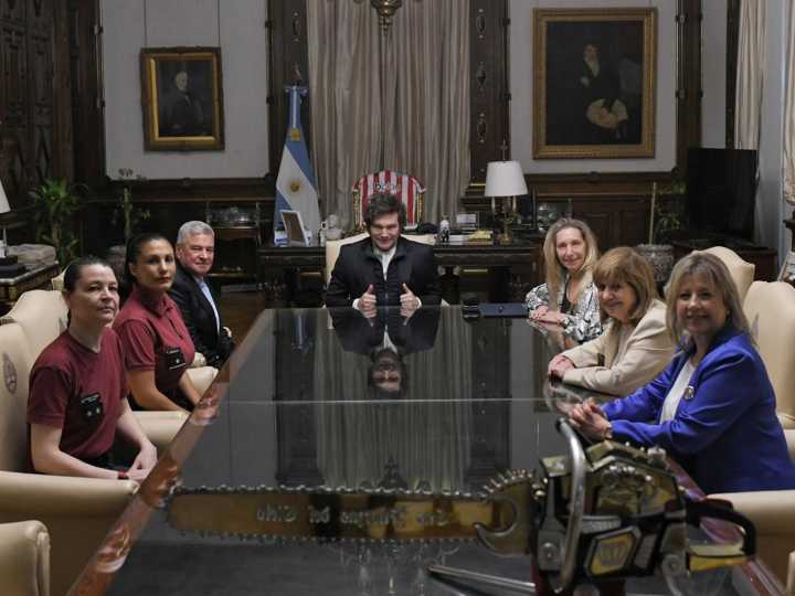 "Fílmeme señora, así me ve mi Presidente": Milei recibió a la policía que protagonizó un video viral