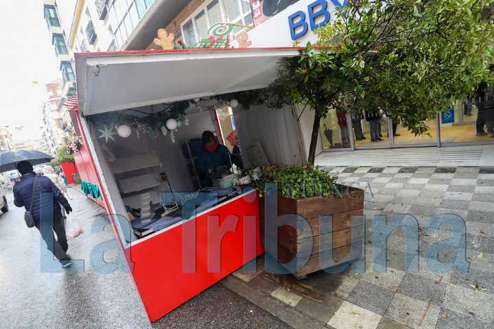Una furgoneta arrasa una caseta del mercadillo navideño