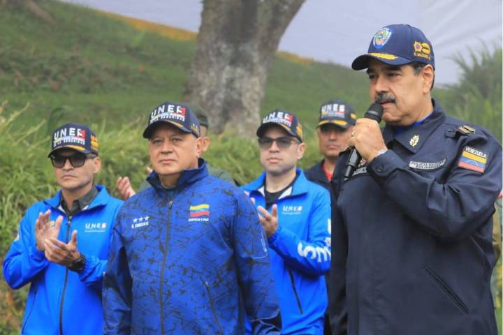 Maduro "ante la amenaza imperial" pide a funcionarios policiales "resistencia y ofensiva"