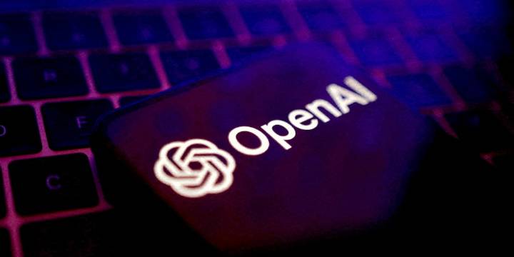 OpenAI, creador de ChatGPT, abrió al público por primera vez su tienda de regalos y agotó productos en horas