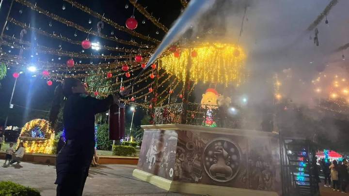 Arreglos navideños de Tepalcingo resultan dañados tras incidente con pirotecnia