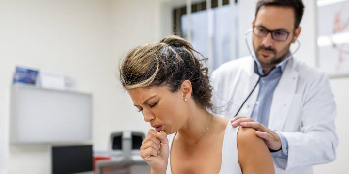 Casos récord, escuelas cerradas y hospitales saturados: Reino Unido en alerta por la nueva variante de gripe H3N2