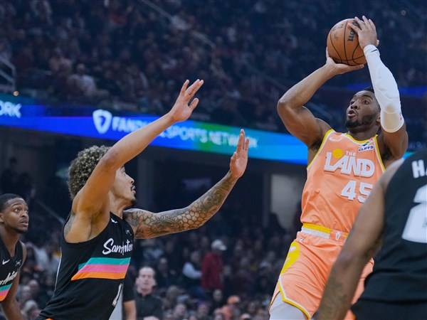 Donovan Mitchell scores 28 points, Cavaliers beat Spurs 130