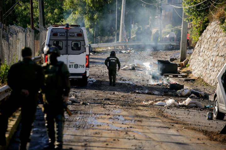 Tras contener los disturbios: Carabineros da inicio a primera etapa del desalojo en Cerro 18 de Lo Barnechea