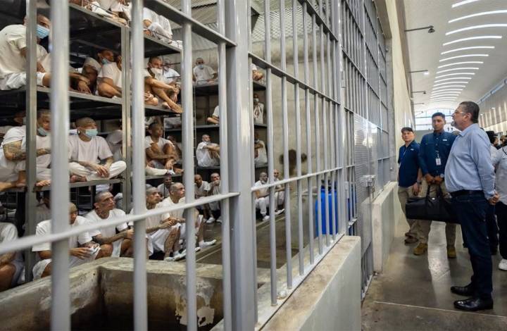 El presidente de Costa Rica recorre en El Salvador la megacárcel Cecot para pandilleros