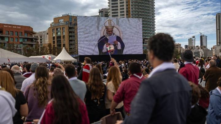Thousands Greet Pope Leo as He Prays Near Site of Beirut Port Blast