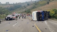 Volcadura de autobús en autopista de Chiapas deja dos muertos y 22 heridos; jornaleros indígenas viajaban a Sonora