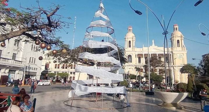 Árbol navideño desata vergüenza y críticas contra la gestión de Janet Cubas