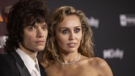 Miley Cyrus se compromete con el músico Maxx Morando tras cuatro años de relación