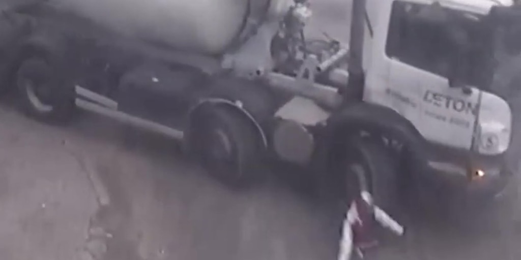 El estremecedor momento en que un camión atropelló y pasó por arriba a un joven en Tigre