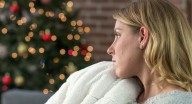 Fiestas de fin de año pueden intensificar sentimientos de soledad y ansiedad: advierten psicólogos