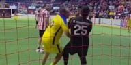 VIDEO | Cuauhtémoc Blanco se vuelve “loco” y agrede a portero de Chivas