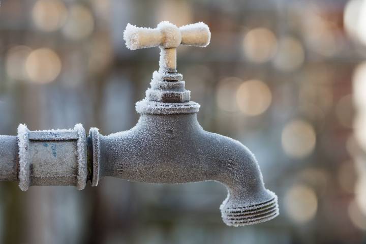 Do You Need to Cover Outdoor Faucets in Winter? Plumbers Explain