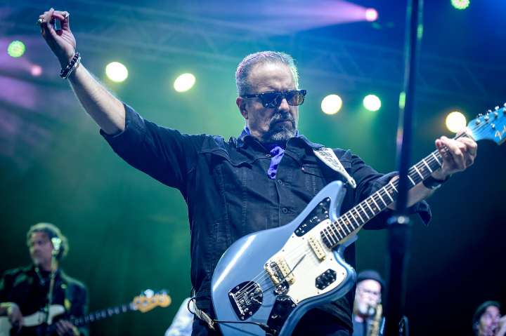 Beloved lead singer of the Mavericks dies at 60 following cancer battle