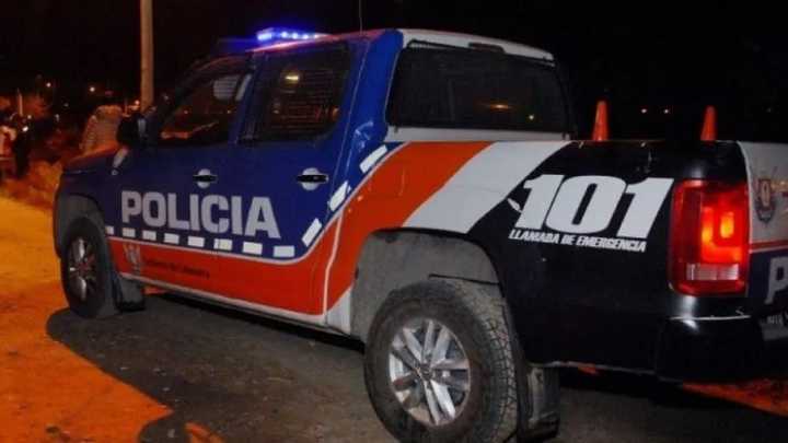 Motociclista intentó fugarse tras realizar maniobras peligrosas y embistió a un policía