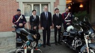 La broma de Marc y Álex Márquez junto a Felipe VI con los motoristas de la Guardia Real: "¡Buen cacharro!"