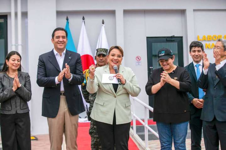 Inaugura presidenta de Honduras moderno laboratorio de vigilancia