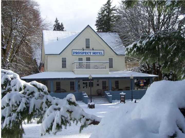 Historic hotel near Crater Lake fails to attract bidders at foreclosure auction