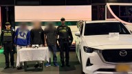 ¡Intentaron arrollar a los policías! Capturan a tres sujetos que escondían un revólver en una camioneta en Bogotá