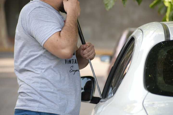 Robaron una arma del interior de un auto estacionado en Capital