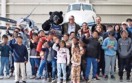 Suben niños de casa hogar al avión de la UPCH