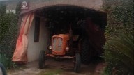 Un peón rural entró con un tractor a un hotel alojamiento