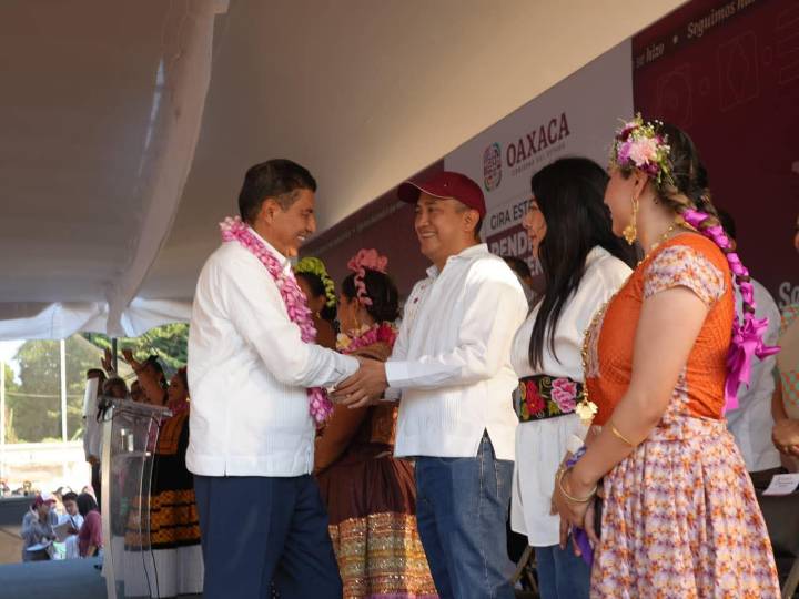 Nino Morales y sus hermanos indígenas reciben cuentas de Salomón Jara