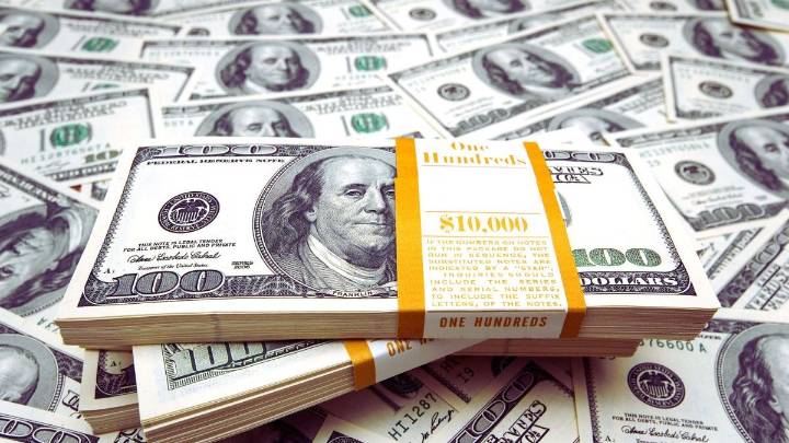 El dólar oficial cerró estable y cayó el blue, mientras el Tesoro busca comprar U$S4 mil millones