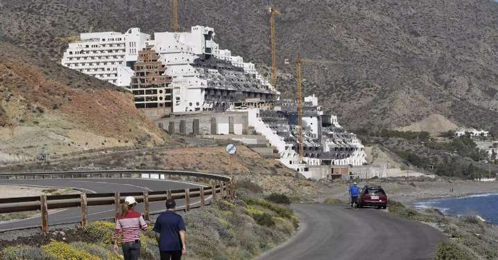 La promotora del Algarrobico pide al TSJA que el Ayuntamiento no revise la licencia