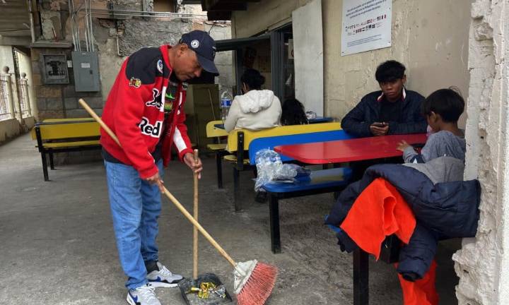 Migrantes regresan a albergues ante falta de oportunidades en la frontera norte de México