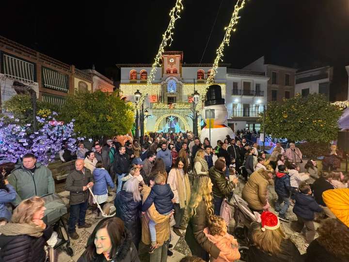 Alcaudete da la bienvenida a la Navidad con una multitudinaria fiesta infantil y el encendido oficial