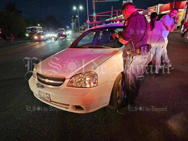 Auto embiste a elemento de la policía vial en Blvd. Colosio