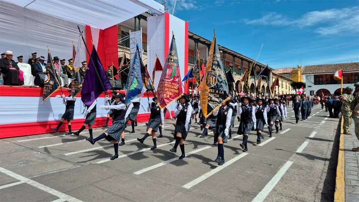 Ceremonia y desfile por el aniversario de la Batalla de Ayacucho reunió a delegaciones cívicas y militares