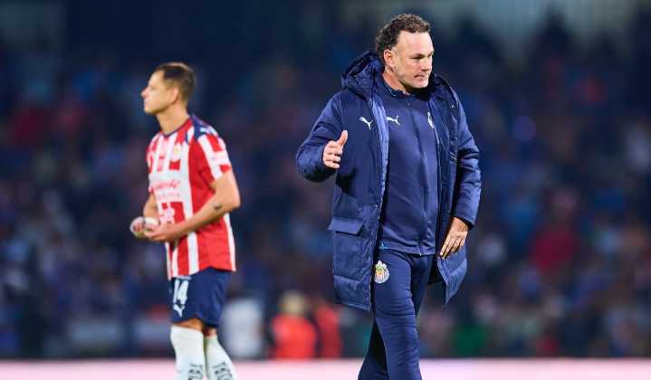 “Nada va a opacar su tremendo recorrido”: Milito defiende al ‘Chicharito’ Hernández por su penal fallado