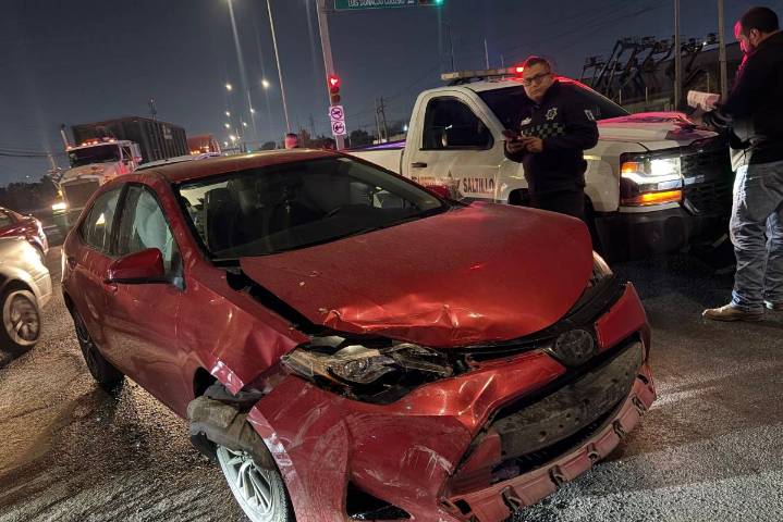 Ignora conductora el rojo, provoca choque y termina detenida en Saltillo