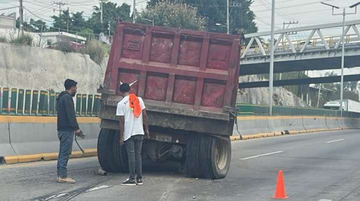 Camión averiado provoca cierre parcial y tráfico intenso en el Libramiento Cuernavaca