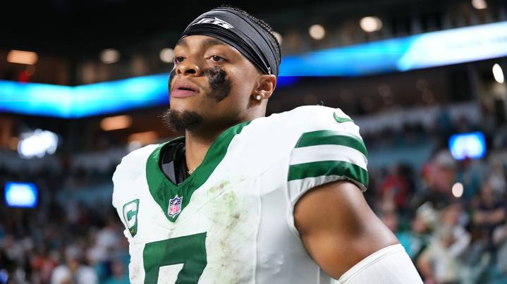 Jets’ Justin Fields won’t serve as backup for Week 14 Dolphins clash
