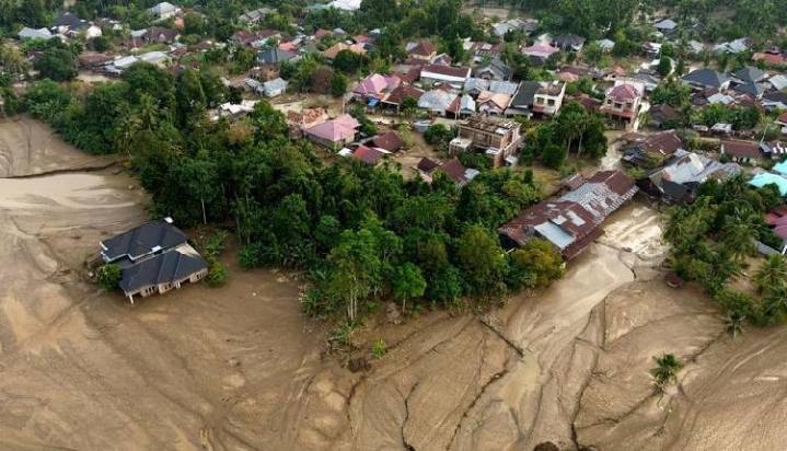 Indonesia Flood Death Toll Exceeds 1,000 As Rescue, Recovery Efforts Continue
