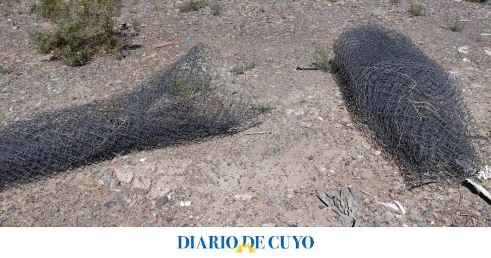 Robaron dos rollos de alambre perimetral y fueron capturados a toda velocidad en el barrio Parque Industrial