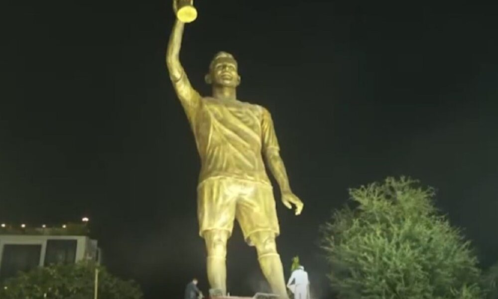 India recibe a Messi con una espectacular estatua rumbo al Guinness