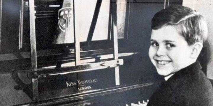 ¿Quién es este niño londinense que encontró refugio en un piano y hoy suma 60 años de carrera como cantante y compositor?