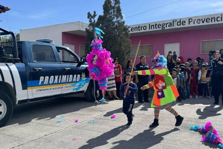 Policía de Saltillo lleva posadas a pequeños de colonias y escuelas