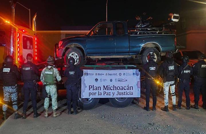 Autoridades capturan a 10 con armas, droga y municiones en Michoacán