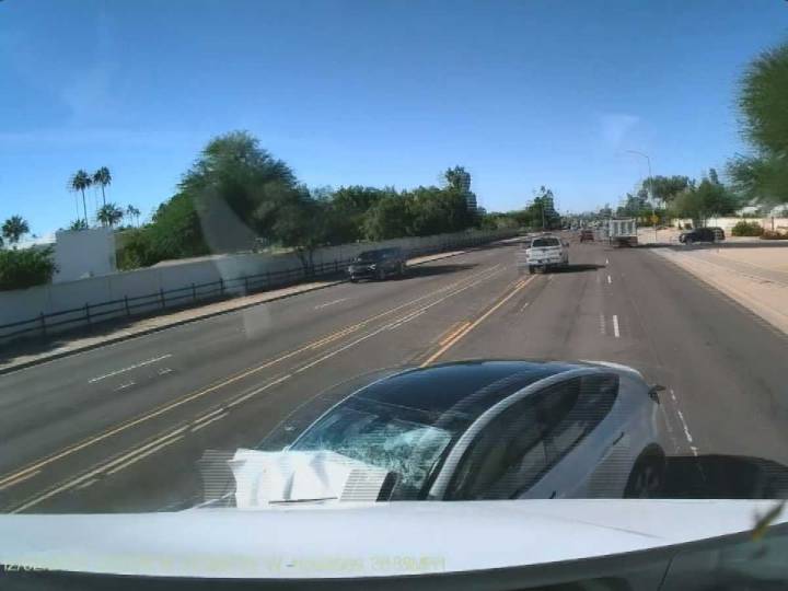 Tesla en sentido contrario desata choque en cadena en Artizona