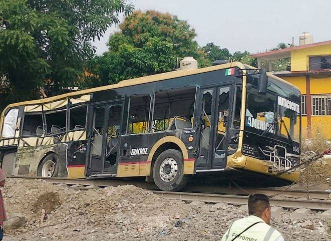 Tren impacta autobús Ulúa; no hay heridos