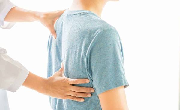 4 ejercicios para el dolor de espalda, según un fisioterapeuta