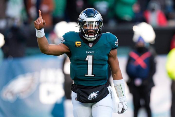 Eagles QB Jalen Hurts responds to criticism with bounce